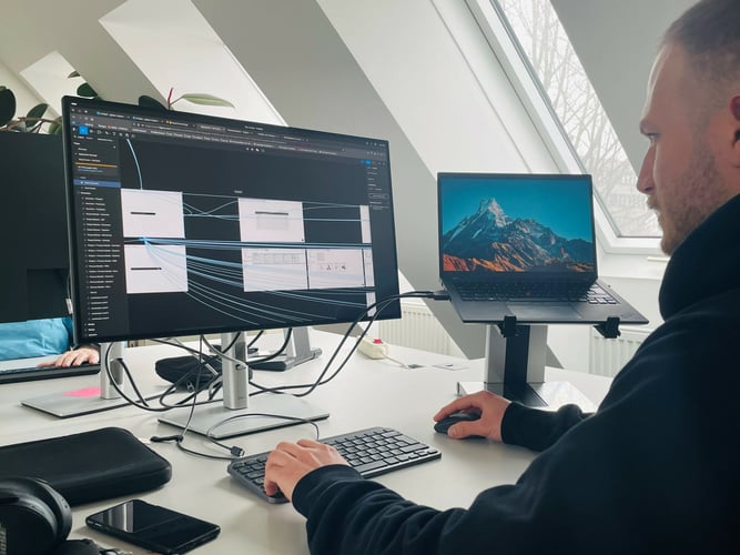 intuitive-benutzeroberflaeche-mitarbeiter-arbeitet-im-figma-scaled